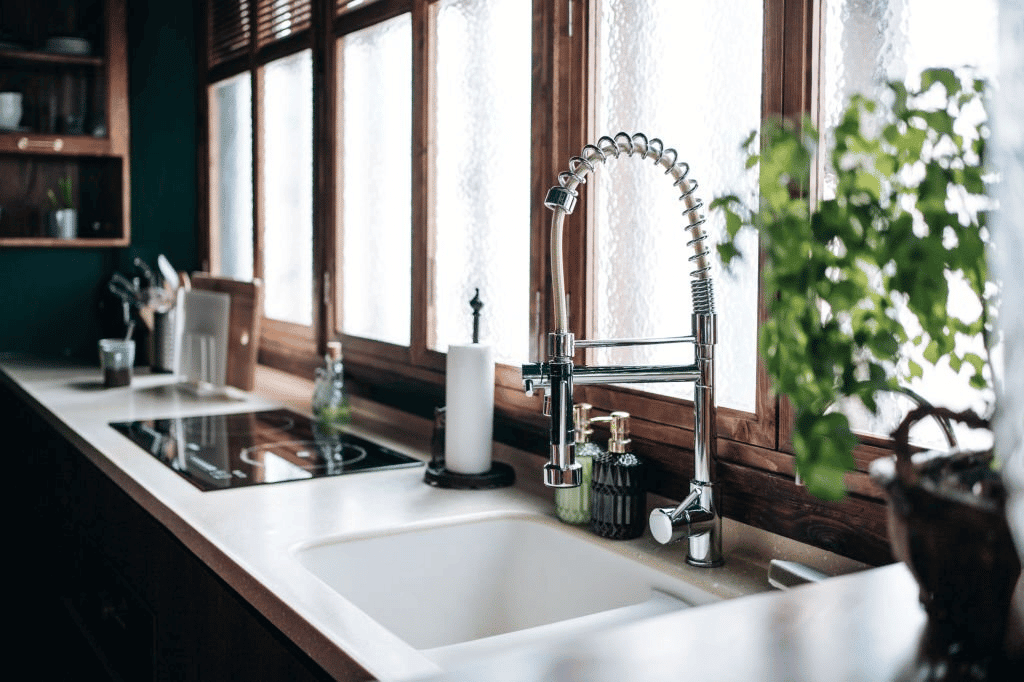 Deck-mounted sink faucets and surface-mounted faucets are just the same