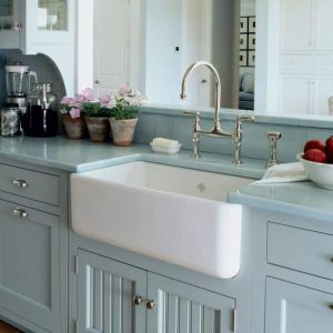 Bridge faucet for farmhouse sink